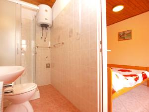 Ένα μπάνιο στο Apartments Luciano 1576