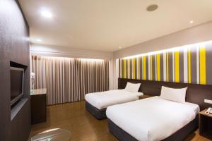Llit o llits en una habitació de VIP Hotel