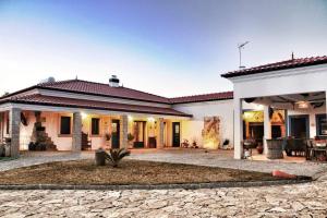 a house with a large driveway in front of it at Quinta Ribeiro Tanquinhos in Tancos
