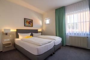 una camera con un grande letto e una finestra di Hotel & Restaurant 5 Linden a Wickerode