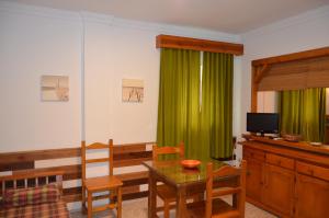 コニル・デ・ラ・フロンテーラにあるLas Cañas Iのリビングルーム(テーブル、緑のカーテン付)