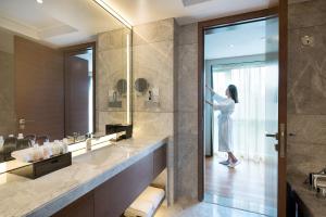 Bagno di Fraser Suites Shenzhen, Near Huaqiang North Business Zone, Infinity pool, Offer 1 free breakfast