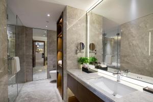 Bagno di Fraser Suites Shenzhen, Near Huaqiang North Business Zone, Infinity pool, Offer 1 free breakfast