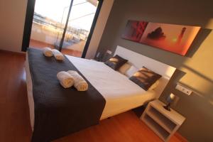 Posteľ alebo postele v izbe v ubytovaní For a Stay Las Dunas