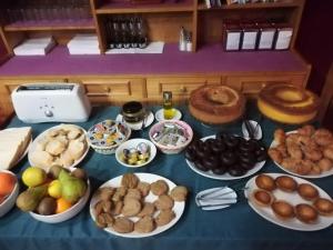 uma mesa com vários tipos diferentes de alimentos em Hotel Santuario Urkiola - Lagunetxea em Urquiola