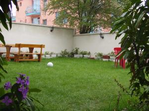 a backyard with a picnic table and a field of grass at NELLY Guest House in Ravda
