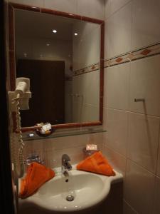 ラートシュタットにあるAppartementhaus Mariaのバスルーム(洗面台、鏡付)