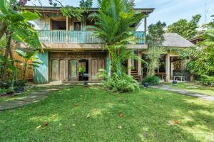 an exterior view of a house with a yard at Wayang Retreat in Canggu