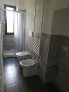 een badkamer met een toilet en een wastafel bij Alfredo's House in Siena