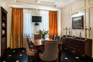 TV a/nebo společenská místnost v ubytování Frederic Koklen Boutique Hotel