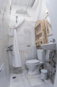 uma casa de banho com um WC e um lavatório em Holiday in the Real Crete em Lerápetra