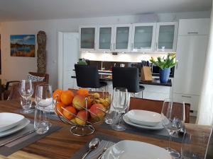 uma mesa de jantar com uma taça de fruta em Villa Louisa - Liegestuhl 45 em Ostseebad Sellin