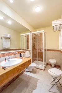 a bathroom with a tub and a toilet and a shower at Ibis Styles Bari Giovinazzo in Giovinazzo