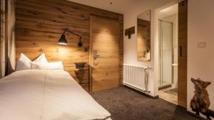 Postel nebo postele na pokoji v ubytování Bollenhuthotel Kirnbacher Hof