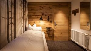 Postel nebo postele na pokoji v ubytování Bollenhuthotel Kirnbacher Hof