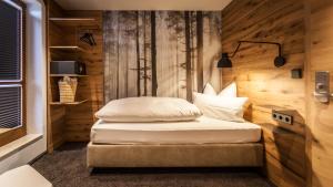 Postel nebo postele na pokoji v ubytování Bollenhuthotel Kirnbacher Hof