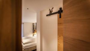 Postel nebo postele na pokoji v ubytování Bollenhuthotel Kirnbacher Hof