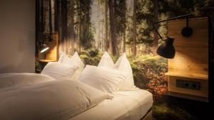 Postel nebo postele na pokoji v ubytování Bollenhuthotel Kirnbacher Hof + 37 fotografií