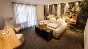 Postel nebo postele na pokoji v ubytování Bollenhuthotel Kirnbacher Hof
