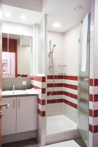 La salle de bains est pourvue d'une douche, d'une baignoire et d'un lavabo. dans l'établissement Floreal Nieuwpoort, à Nieuport