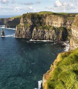 een uitzicht op de oceaan met een rotsachtige kustlijn bij Larchlodge in Ennis