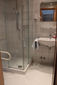 een badkamer met een douche en een wastafel bij Strandhaus Hagnau in Hagnau