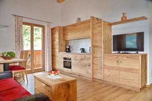A kitchen or kitchenette at Residence Blumenthalerhof