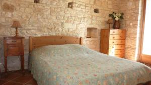 HautefortにあるMirabelleの石壁のベッドルーム1室(ベッド1台付)