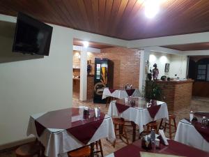 Uma TV ou centro de entretenimento em Pousada Recanto das Águas