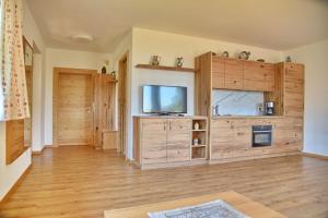 A kitchen or kitchenette at Residence Blumenthalerhof