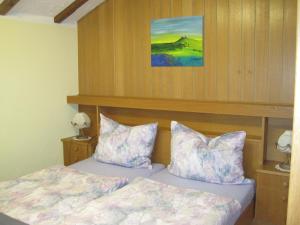 ein Schlafzimmer mit einem Bett und zwei Kissen in der Unterkunft Ferienwohnungen Tillian in Hermagor