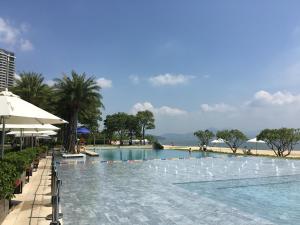 惠州花样年海景客栈内部或周边的泳池
