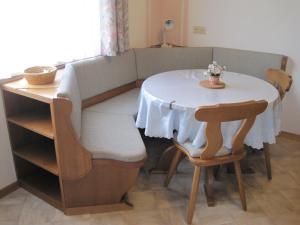 ein kleiner Tisch mit einem weißen Tischtuch drauf in der Unterkunft Ferienwohnungen Tillian in Hermagor