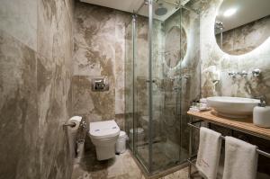 ein Badezimmer mit Dusche, Toilette und Waschbecken in der Unterkunft Amofta Hotel Taksim in Istanbul + 46 Fotos