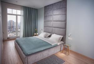 Un dormitorio con una cama grande y una ventana en Apartments Belietazh en Odesa