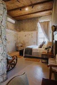 a bedroom with a bed and a couch in a room at Leipzig Country House & Winery in Nuy