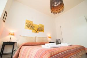 1 dormitorio con 1 cama con toallas en Bronzino 53, en Florencia