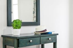 a table with a hat and a plant on it at San Antonio Summer House by GHH in Piso Livadi