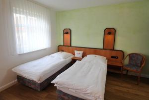 เตียงในห้องที่ Hotel & Restaurant am Rosenhügel