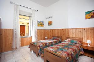 1 dormitorio con 2 camas y ventana en Davi en Cagliari