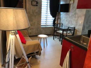 a room with a lamp and a couch and a table at Les Lodges du Canal Vue sur le canal in Rogny +8 photos