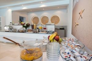 a counter with bowls of fruit on it in a kitchen at Zannis Hotel in M&yacute;konos City
