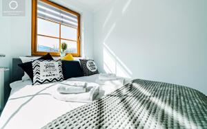 Postel nebo postele na pokoji v ubytování Wonder Home - Apartamenty w spokojnej okolicy, z widokiem na góry