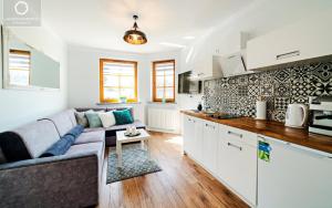 Kuchyň nebo kuchyňský kout v ubytování Wonder Home - Apartamenty w spokojnej okolicy, z widokiem na góry