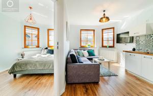 Kuchyň nebo kuchyňský kout v ubytování Wonder Home - Apartamenty w spokojnej okolicy, z widokiem na góry