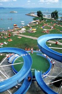 - un groupe de toboggans sur une plage dans l'établissement Szines Panoráma Apartman, à Balatonlelle