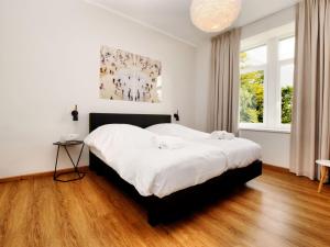 1 dormitorio con 1 cama grande con sábanas blancas en Opulent Holiday Home in Spa with Sauna, en Spa