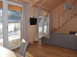 ザンクト・ローレンツェン・オプ・ムーラウにあるVoguish Apartment in Sankt Georgen ob Murau near Ski Areaのリビングルーム(ソファ付)、ガラスの引き戸