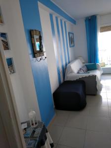 Una pequeña habitación con una cama y un sofá. en Apartamento primera línea de mar, en Hospitalet de l'Infant