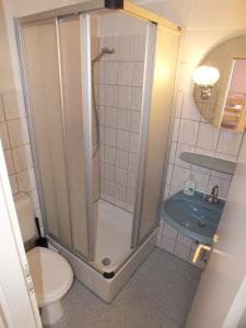 y baño con ducha, aseo y lavamanos. en Hostel 45 en Bonn